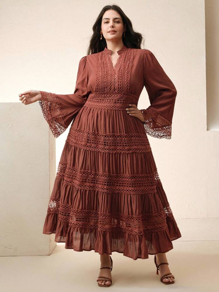 Vestido de Manga Sino com Recorte em Renda Pesada na Cor Bordô Elegante