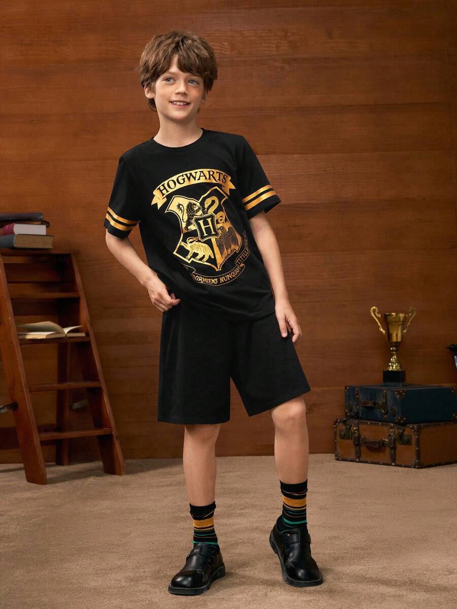 HARRY POTTER X SHEIN Tween Boy Four Houses 金色图案黑色休闲运动百搭短袖 T 恤和宽松短裤套装 - 黑色 - 查看 1