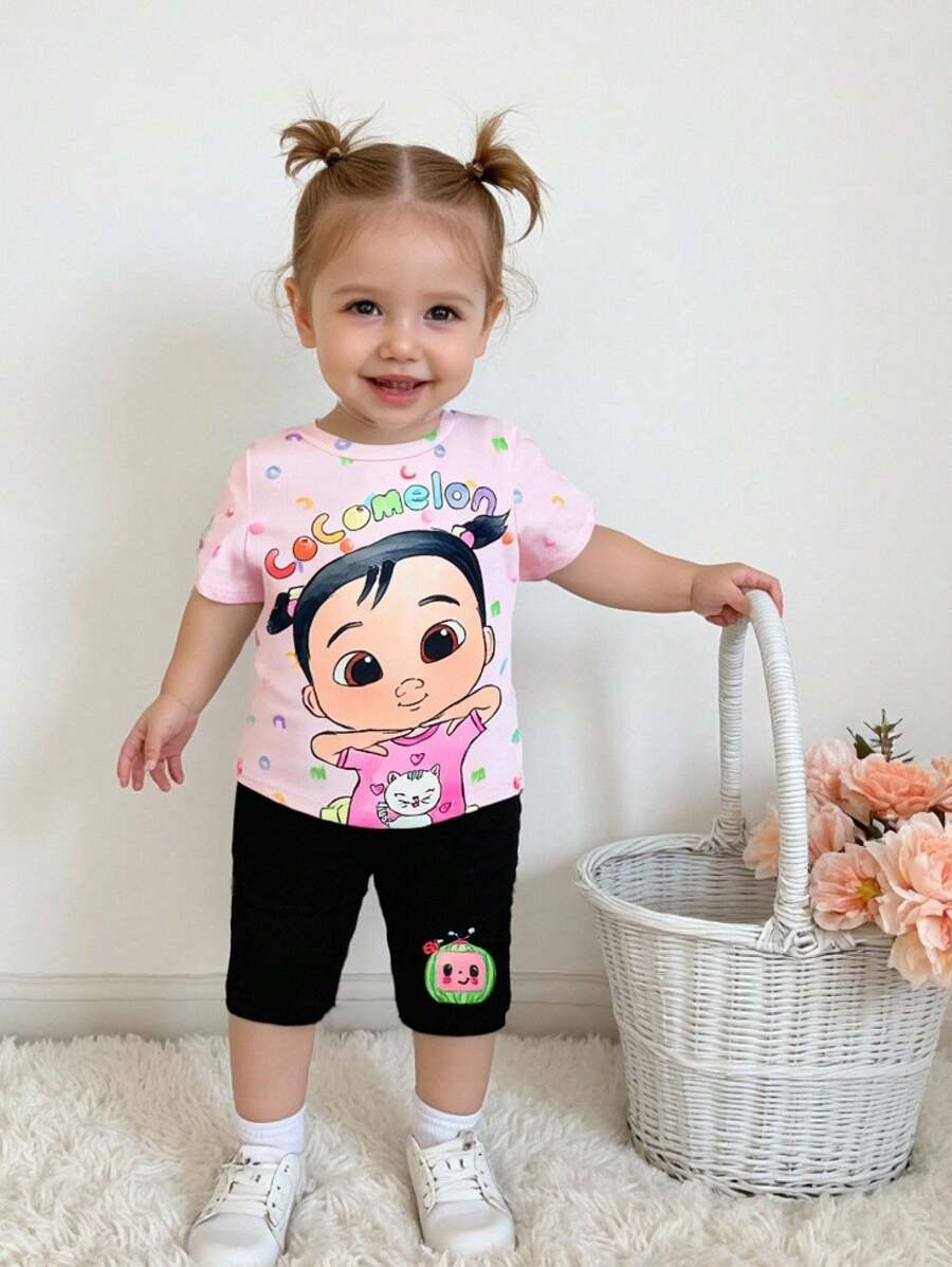 CoComelon X SHEIN Conjunto de camiseta rosa con estampado de niña de dibujos animados y letras coloridas, y shorts cómodos negros para bebé niña - Rosa vieja - Ver 1