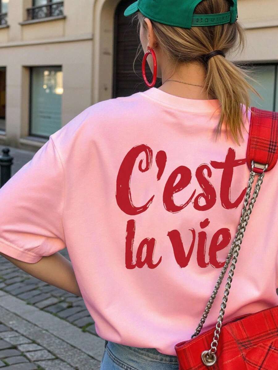 SHEIN Unity 女式休闲短袖T恤，带有“C'est La Vie”红色草印花 - 宽松图案T恤，可机洗，适合休闲穿着 - 粉色 - 查看 1