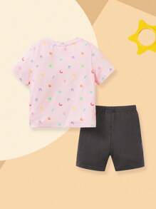 CoComelon X SHEIN Conjunto de camiseta rosa con estampado de niña de dibujos animados y letras coloridas, y shorts cómodos negros para bebé niña - Rosa vieja - Ver 2