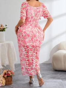 SHEIN Clasi 大码女式夏季度假风格满花印花甜心领泡泡袖高开衩褶饰修身连衣裙 - 粉色 - 查看 2