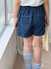 SHEIN Conjunto informal de 3 piezas para niña, de estilo sencillo y cómodo para vacaciones, que incluye una falda pantalón de tela vaquera con volantes, cintura elástica y bolsillos planos en la parte posterior - Multicolor - Ver 2