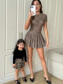 SHEIN Conjunto informal de bebé niña con top de punto de manga larga negro y shorts con cintura elástica de estampado de leopardo con volantes