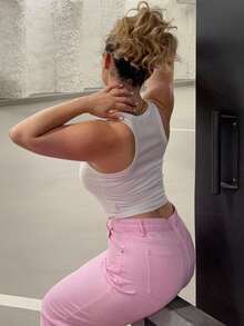 Jeta Ari Damska koszulka bez rękawów z solidną białą metalową klamrą i akcentem na koszulce Cami, wiosna/lato - Biały - Zobacz 2