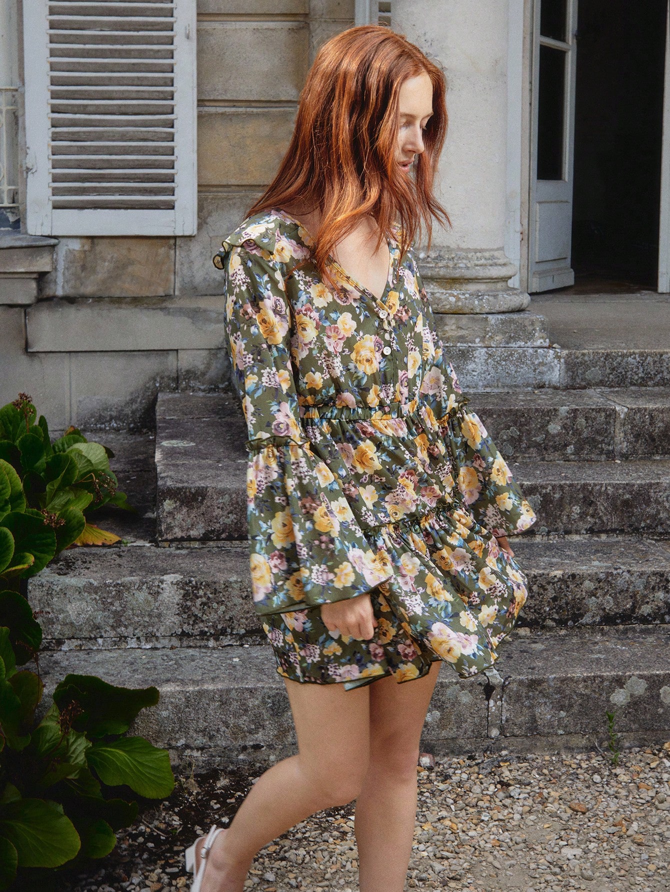 Sukienka mini z kwiatowym nadrukiem w stylu vintage, falbanką i rozkloszowanymi rękawami, jesienna sukienka na wyjście