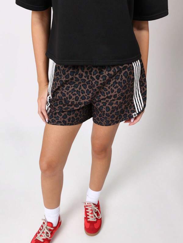 SUMWON Shorts con estampado animal hasta la mitad del muslo con raya lateral, ropa deportiva activa para correr, verano, primavera, loungewear, fondo leopardo, gimnasio, entrenamiento, vestimenta deportiva