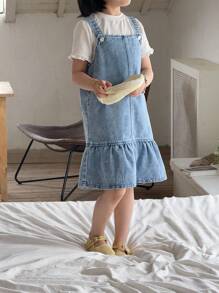 SHEIN 年轻女孩休闲日常简约牛仔吊带裙。柔软棉质牛仔布A字形吊带裙。方形领口，按扣肩带设计。宽大荷叶边下摆。