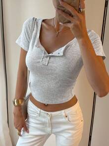 DAZY 女式夏季休闲纽扣半襟短款修身纯色T恤 - 淺灰色 - 查看 8
