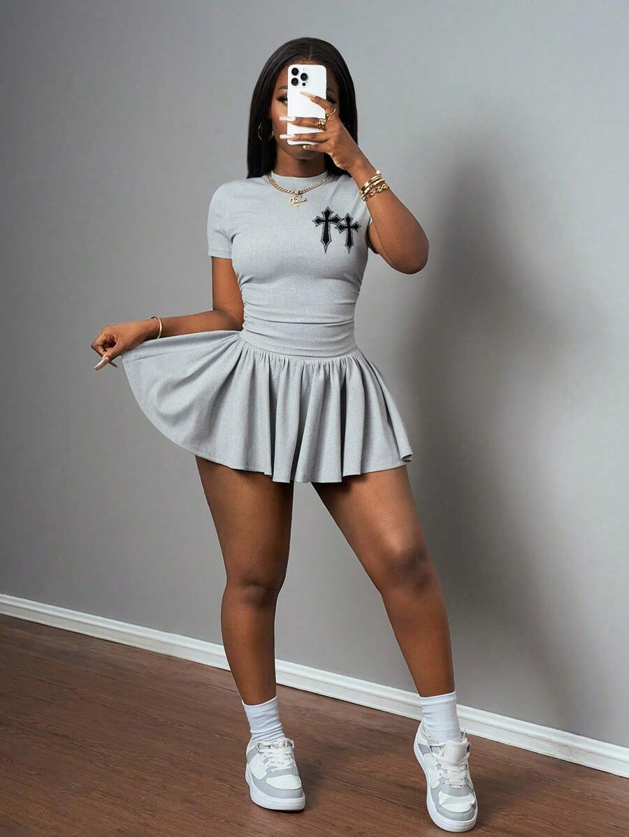 Slaydiva 新款春夏休闲基础运动风简约圆领短袖褶裥露肩短T恤+A字伞裙露肩后背中长款黑色交叉短印花浅灰坑条纹针织面料女两件套装 - 灰色 - 查看 1