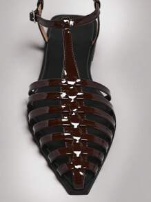 SHUZIA 奢华风高光巧克力色PU剪趾镂空渔夫平底鞋 | 朴实中性风平底鞋，适合办公室时尚简约装扮 - 咖啡棕 - 查看 7