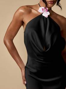 MISSGUIDED 优雅露背长款晚礼服，带围脖领口，开叉腿兰花饰边，露背设计，特殊场合礼服，斜裁缎面，婚礼宾客派对正式 - 黑色 - 查看 3