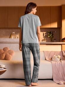 Manfinity Underwear&Sleepwear Basics مجموعة نوم نسائية ملابس علوية قصير الأكمام بجيب وبنطال من القماش المربع قطعتان
