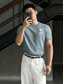 Manfinity BRENVOR 男士街头时尚针织短袖圆领花卉亮片刺绣套头衫 - 水鴨藍 - 查看 2