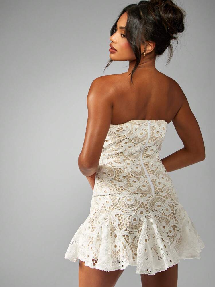 MISSGUIDED Elegant White Lace Broderie Anglaise Flared Ruffled Mini Skirt