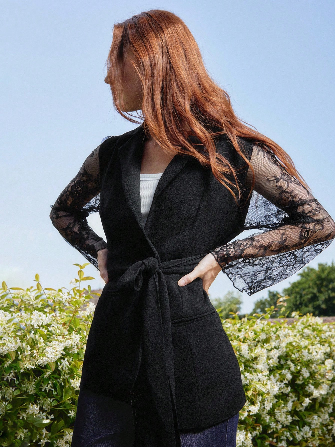 Blazer negro a medida con mangas de encaje y cinturón de lazo para la cintura, ropa de mujer para otoño e invierno, atuendos de oficina para mujeres