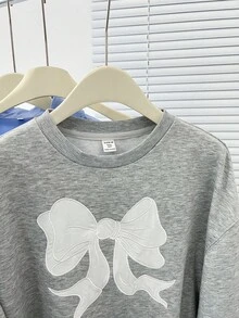 SHEIN 少女灰色圆领针织宽松蝴蝶结贴花卫衣，蝴蝶结装饰，可爱卫衣，蝴蝶结服饰，蝴蝶结丝带卫衣，秋冬季 - 淺灰色 - 查看 4