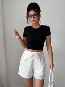 Elenzga سروال قصير نسائي بارز باللون الأحادي مزين بفيونكة