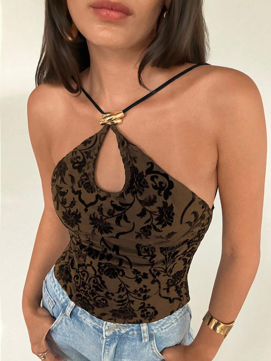 Aloruh Blusa negra con estampado floreado, decoración de hebilla metálica y tirantes cruzados sexy para mujer - Caqui - Ver 1