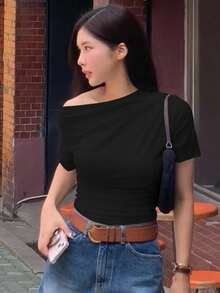 Camiseta blanca de manga corta de ajuste ceñido con cuello oblicuo de unicolor para mujer, top de verano para salir - Negro - Ver 3