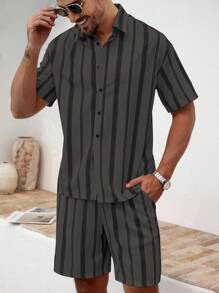 Manfinity RSRT Set casual estivo da uomo composto da camicia a maniche corte a righe e pantaloncini. Set composto da camicia a righe con bottoni e pantaloncini. Set da uomo a due pezzi estivo con camicia e pantaloncini a righe, stile "Old Money".