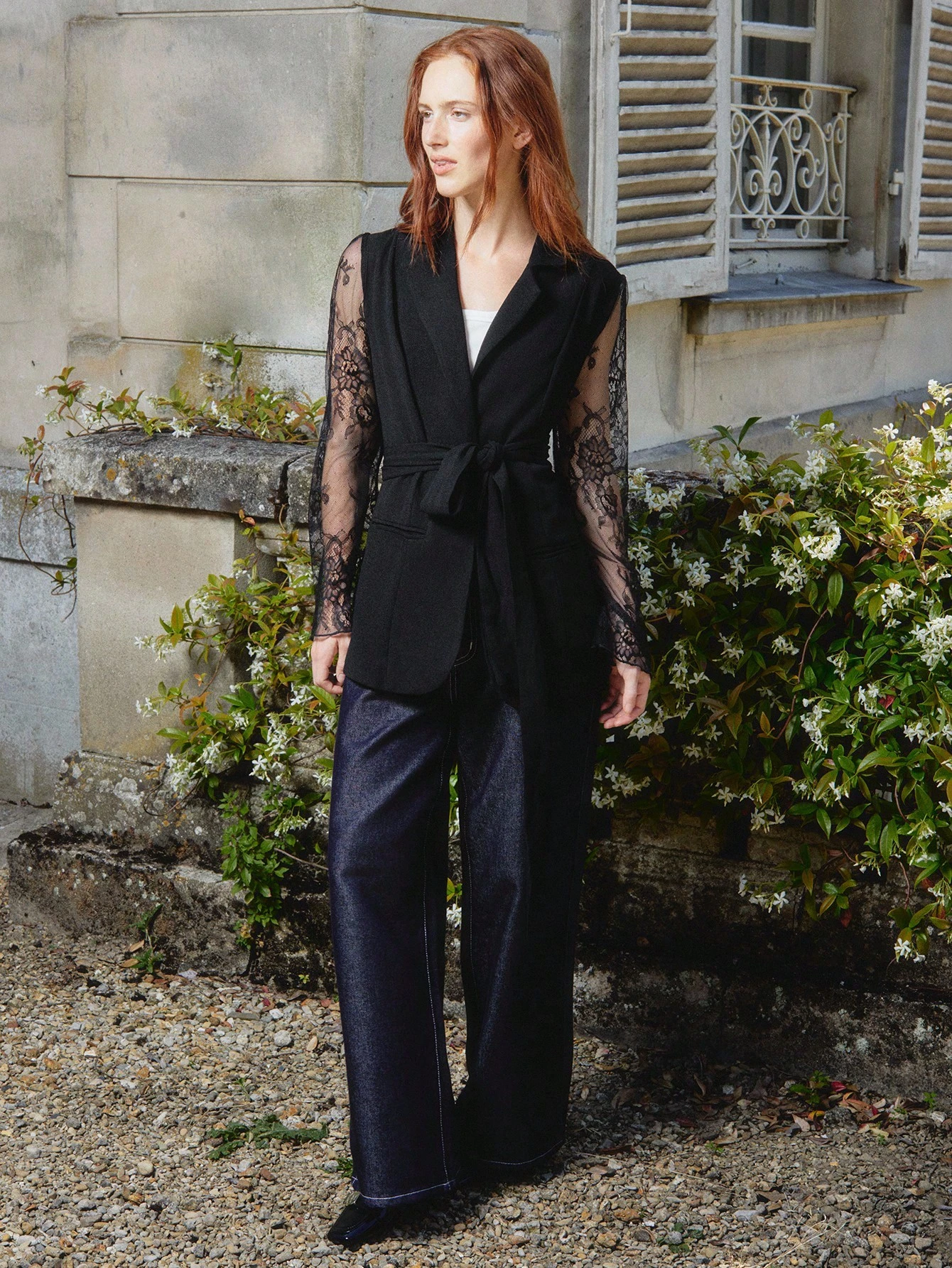 Blazer negro a medida con mangas de encaje y cinturón de lazo para la cintura, ropa de mujer para otoño e invierno, atuendos de oficina para mujeres