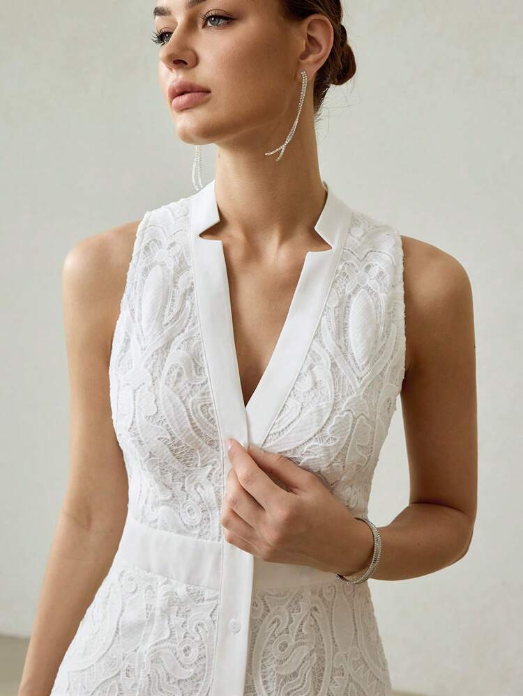 VESTIDO MIDI CON CUELLO EN V, EFECTO FLUIDO Y SOBRECAPA DE ENCAJE GUIPUR