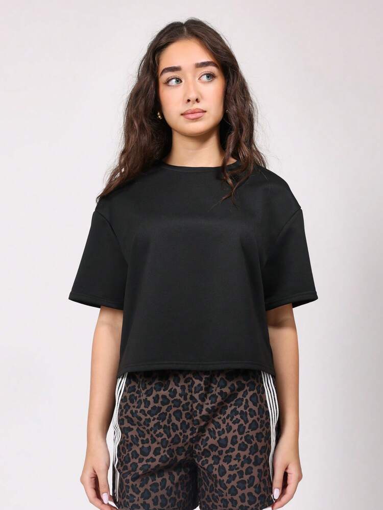 Kurzes, kastiges T-Shirt mit kurzen Ärmeln