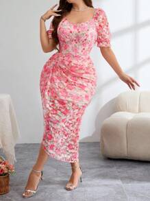 SHEIN Clasi 大码女式夏季度假风格满花印花甜心领泡泡袖高开衩褶饰修身连衣裙 - 粉色 - 查看 4
