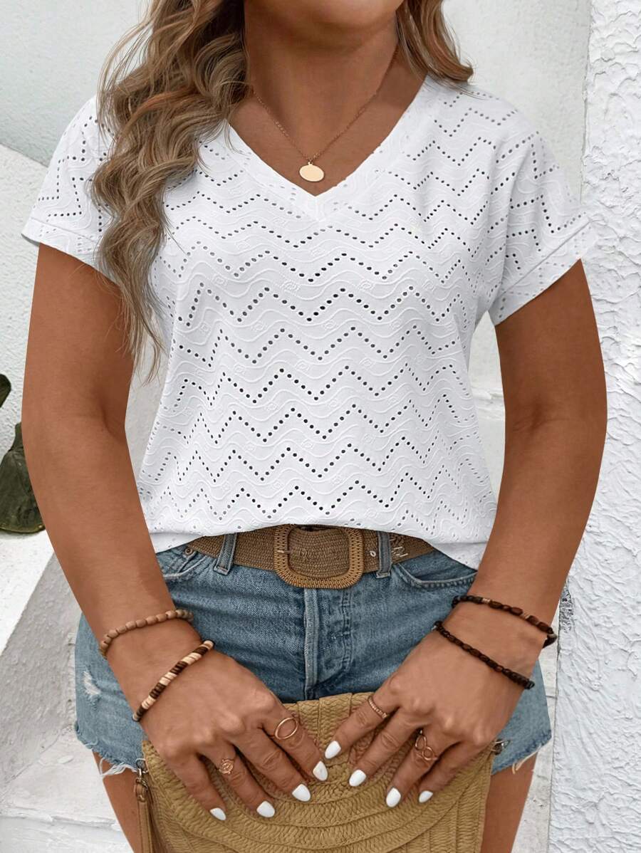SHEIN VCAY 大码女式休闲V领提花纹理宽松短袖T恤 - 白色 - 查看 1