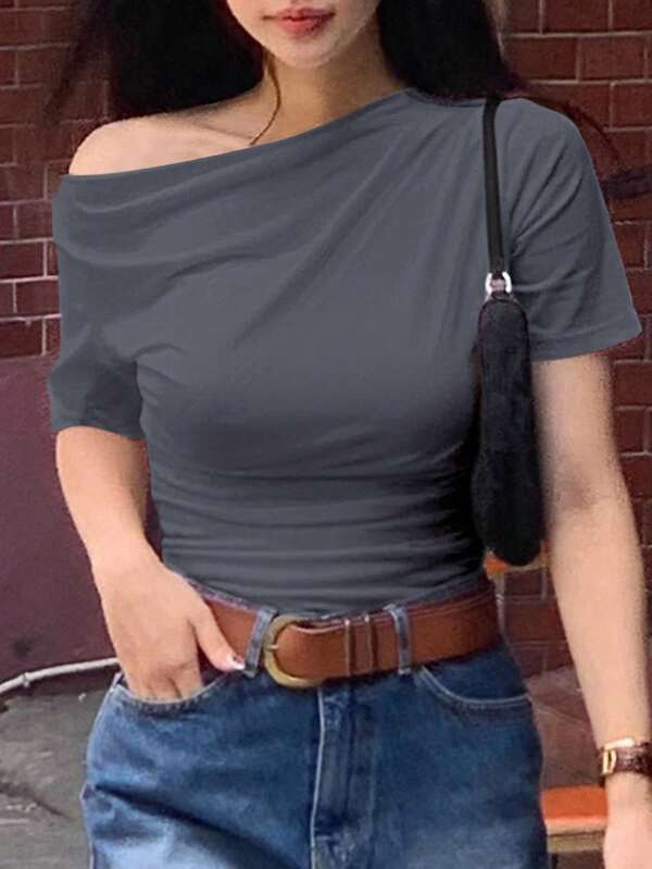 DAZY Camiseta blanca de mujer de manga corta ajustada con hombro asimétrico, de unicolor, para el verano