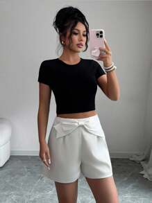 Elenzga سروال قصير نسائي بارز باللون الأحادي مزين بفيونكة