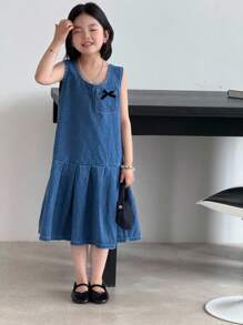 SHEIN Denim-Latzkleid für Mädchen (4–7 Jahre) mit Schleife, Fronttaschen-Design, ganzjährig lässig, zum Pendeln, eleganter, vielseitiger Denim-Artikel, geeignet für den Schulanfang, Feiertagspartys und die Hochzeitssaison - Mittele Waschung - Übersicht 3