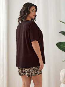 SHEIN Cottnline Conjunto de pijama de 2 piezas para mujer talla grande con Top de manga corta con bolsillo con estampado de leopardo y pantalón corto con estampado de leopardo para uso en casa - Marrón - Ver 2