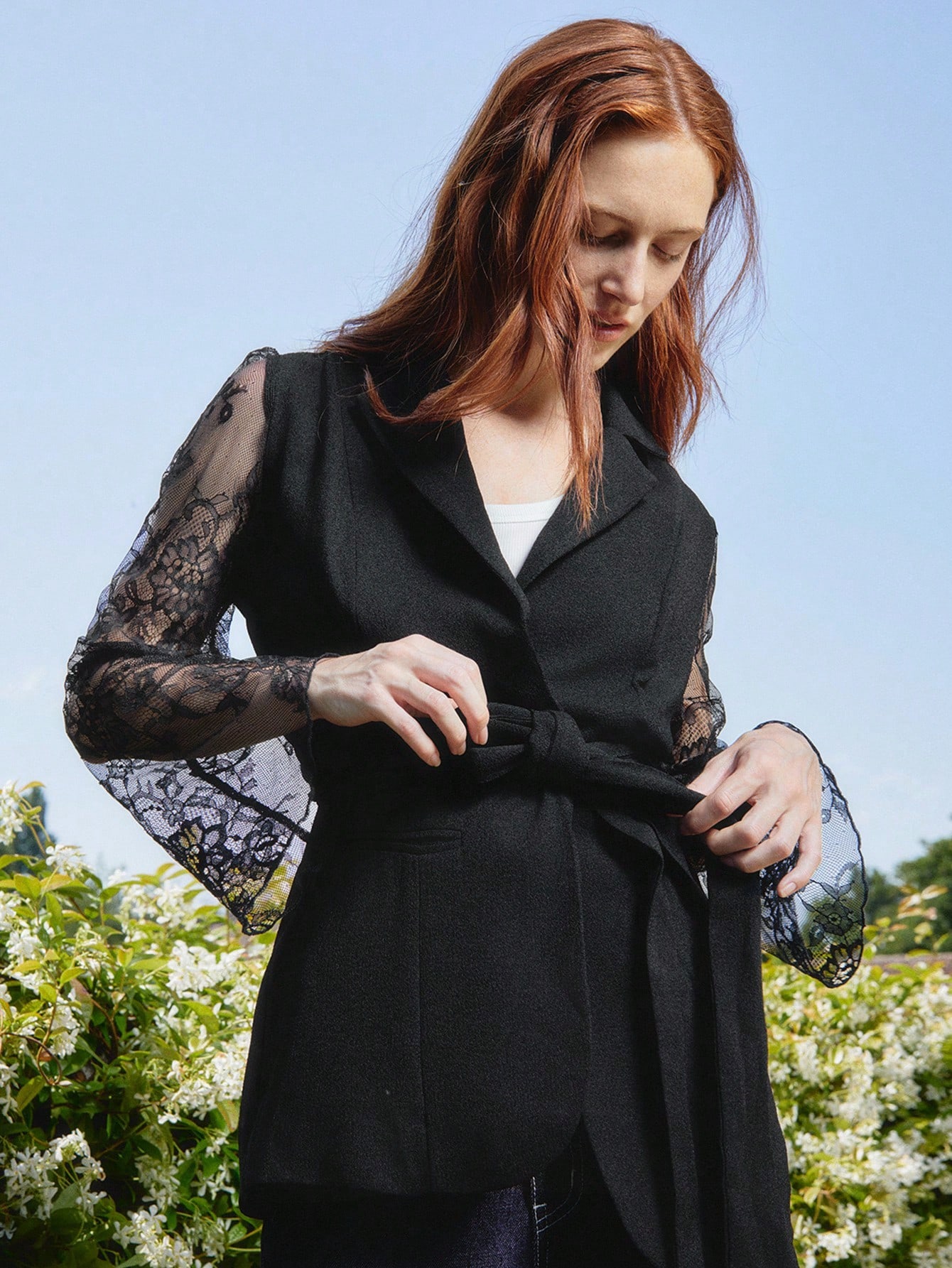 Blazer negro a medida con mangas de encaje y cinturón de lazo para la cintura, ropa de mujer para otoño e invierno, atuendos de oficina para mujeres