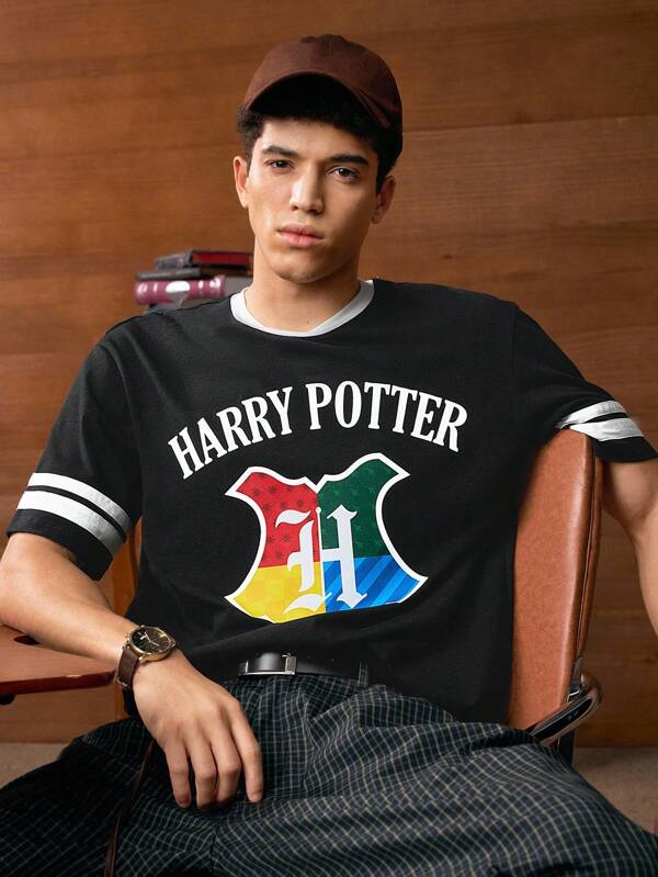 HARRY POTTER X SHEIN Camiseta de manga corta con cuello redondo, con gráfico de letras y escudo para hombre