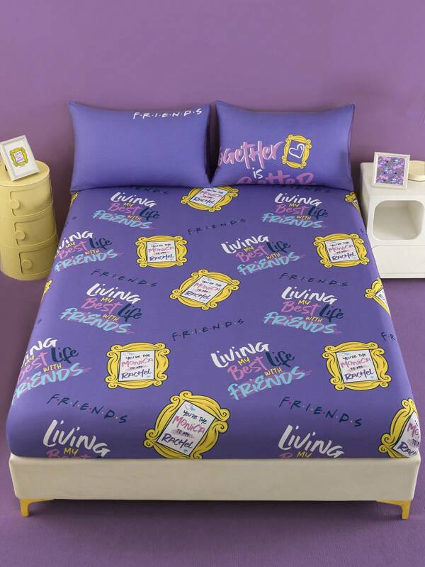 FRIENDS X SHEIN 1 pieza Sábana ajustada con estampado de personajes de dibujos animados y letras, color morado, material suave, se ajusta a varios tamaños de cama, cálida y lavable a máquina