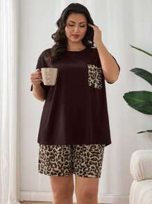 SHEIN Cottnline Conjunto de pijama de 2 piezas para mujer talla grande con Top de manga corta con bolsillo con estampado de leopardo y pantalón corto con estampado de leopardo para uso en casa - Marrón - Ver 3