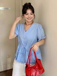 Dazy Plus Áo sơ mi ngắn tay màu xanh trơn cổ chữ V phối bèo nhún thắt nơ - Màu xanh lam - Xem 6