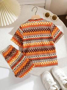 Set de 2 piezas para niño pequeño de 4 a 7 años: Conjunto casual de verano con parte superior de manga corta de cuello redondo y medio abierta en la Bottom, de tela jacquard de punto a rayas, y pantalones cortos con cintura elástica. Adecuado para ocasiones como moda, al aire libre, compras, sesión de fotos.
