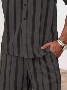 Manfinity RSRT Set casual estivo da uomo composto da camicia a maniche corte a righe e pantaloncini. Set composto da camicia a righe con bottoni e pantaloncini. Set da uomo a due pezzi estivo con camicia e pantaloncini a righe, stile "Old Money".