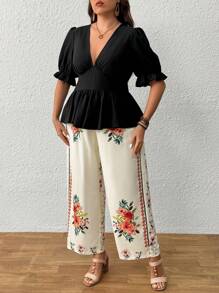 SHEIN Conjunto de verano para mujer de talla grande en color negro sólido con cuello en V y cinturón: Blusa de mujer, pantalones holgados con estampado floral y cinturón, conjunto regular de 2 piezas para primavera, verano y otoño