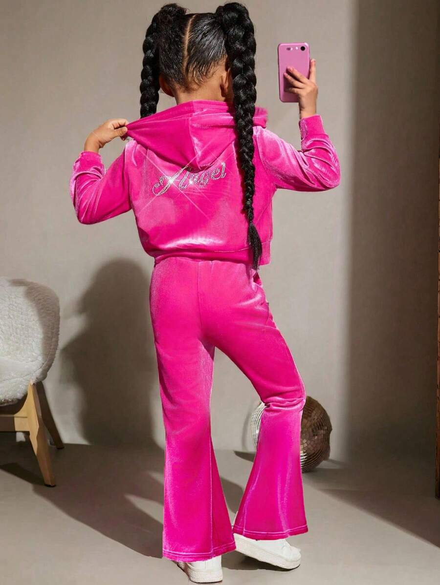 SHEIN 年轻女孩 2 件套水钻字母图案天鹅绒连帽衫和喇叭裤、运动裤、服装、可爱、休闲和复古，非常适合夏季和秋季休闲和日常穿着和学校日常穿着，适合圣诞节 - 玫紅色 - 查看 1