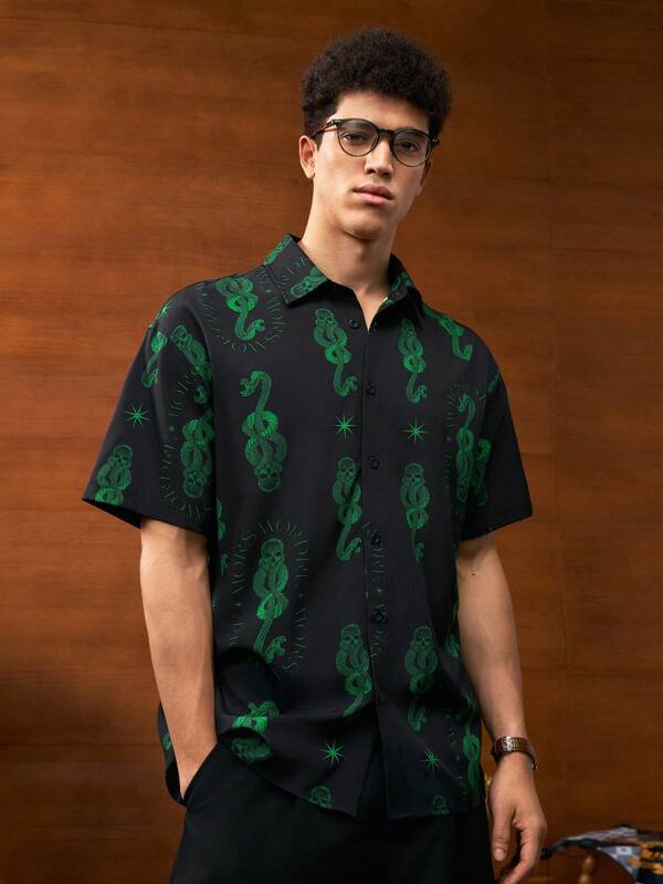 HARRY POTTER X SHEIN Camisa casual holgada de manga corta de caída de hombros para hombres, con estampado de calavera y serpiente por toda la prenda, de verano