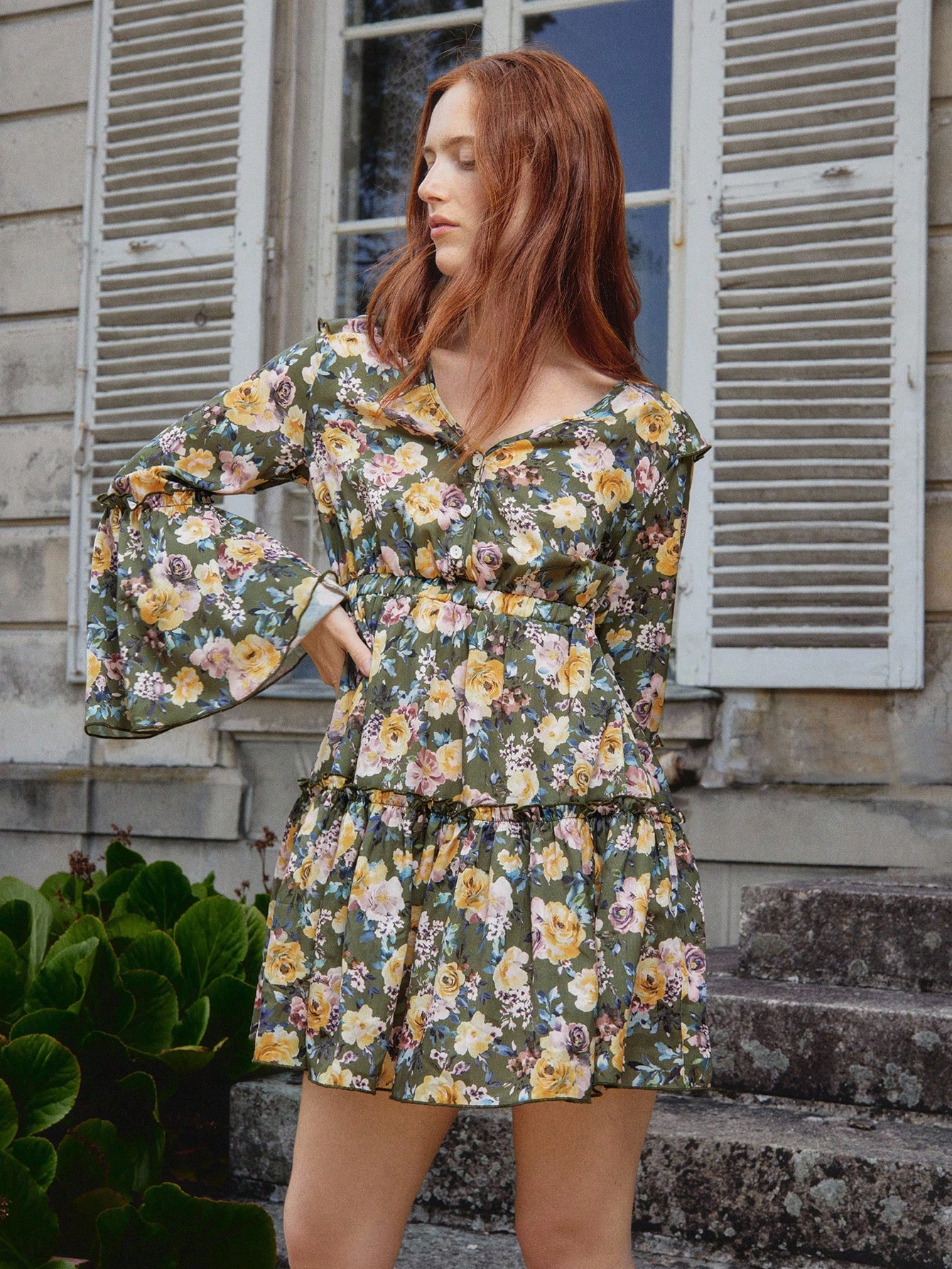 Sukienka mini z kwiatowym nadrukiem w stylu vintage, falbanką i rozkloszowanymi rękawami, jesienna sukienka na wyjście