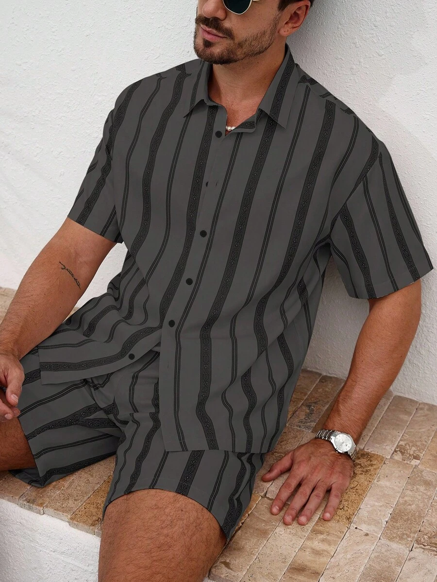 Manfinity RSRT Set casual estivo da uomo composto da camicia a maniche corte a righe e pantaloncini. Set composto da camicia a righe con bottoni e pantaloncini. Set da uomo a due pezzi estivo con camicia e pantaloncini a righe, stile "Old Money".