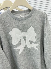 SHEIN 少女灰色圆领针织宽松蝴蝶结贴花卫衣，蝴蝶结装饰，可爱卫衣，蝴蝶结服饰，蝴蝶结丝带卫衣，秋冬季 - 淺灰色 - 查看 5