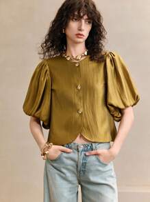 Arave 女士缎面亮面泡泡袖圆领金色金属纽扣装饰短袖上衣，设计细节精致，适合外出、工作、休闲等各种场合，也可作为娃娃衫或泡泡袖上衣穿着。这款泡泡袖上衣是秋季女士的理想之选。 - 黃色 - 查看 6