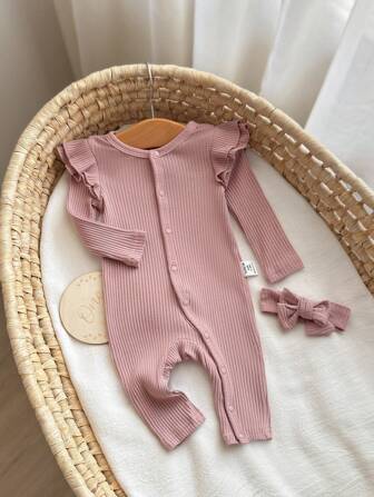 SHEIN Pasgeboren Baby Meisjes Herfst/Winter Schattige & Comfortabele Roze Jumpsuit op Voeten met Drukknoop, Hoofdband en Ruche Detail