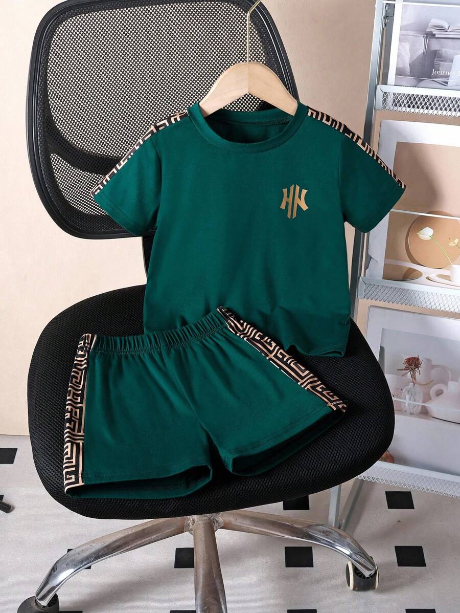 SHEIN Explorewe Bộ 2 áo thun tay ngắn phối màu thời trang thoải mái, phong cách dành cho bé trai và áo thun cổ tròn in họa tiết, quần short thường ngày, thích hợp cho du lịch, nghỉ dưỡng, trở lại trường, mùa hè - Màu xanh lá cây đậm - Xem 1